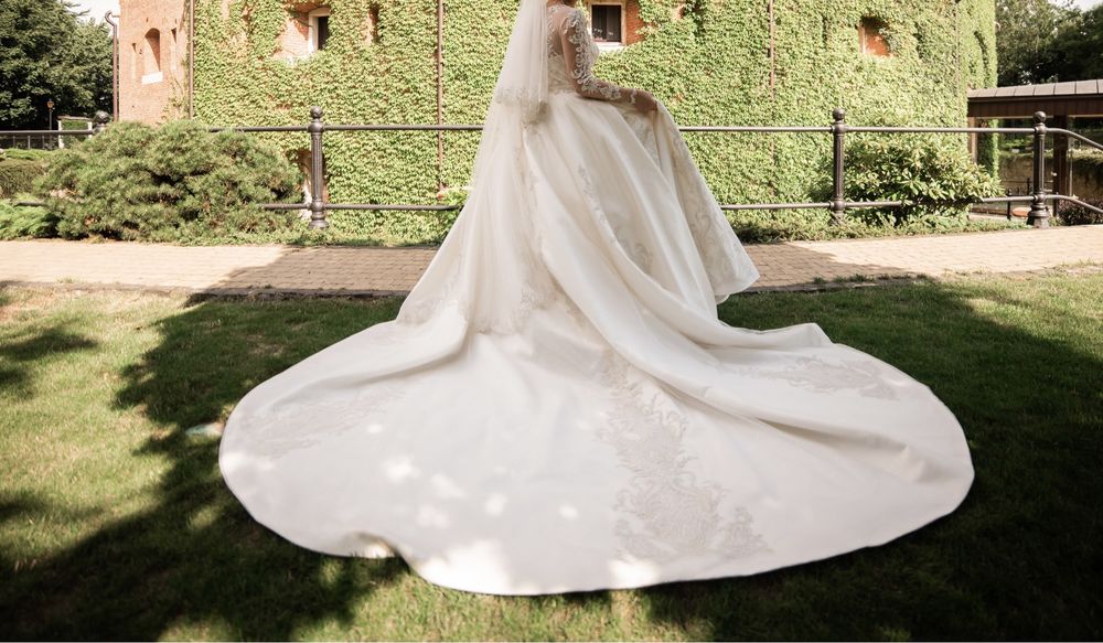 Весільне плаття з відчепним  шлейфом