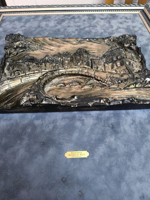 Quadro em veludo, com escultura em bronze, certificado, como novo