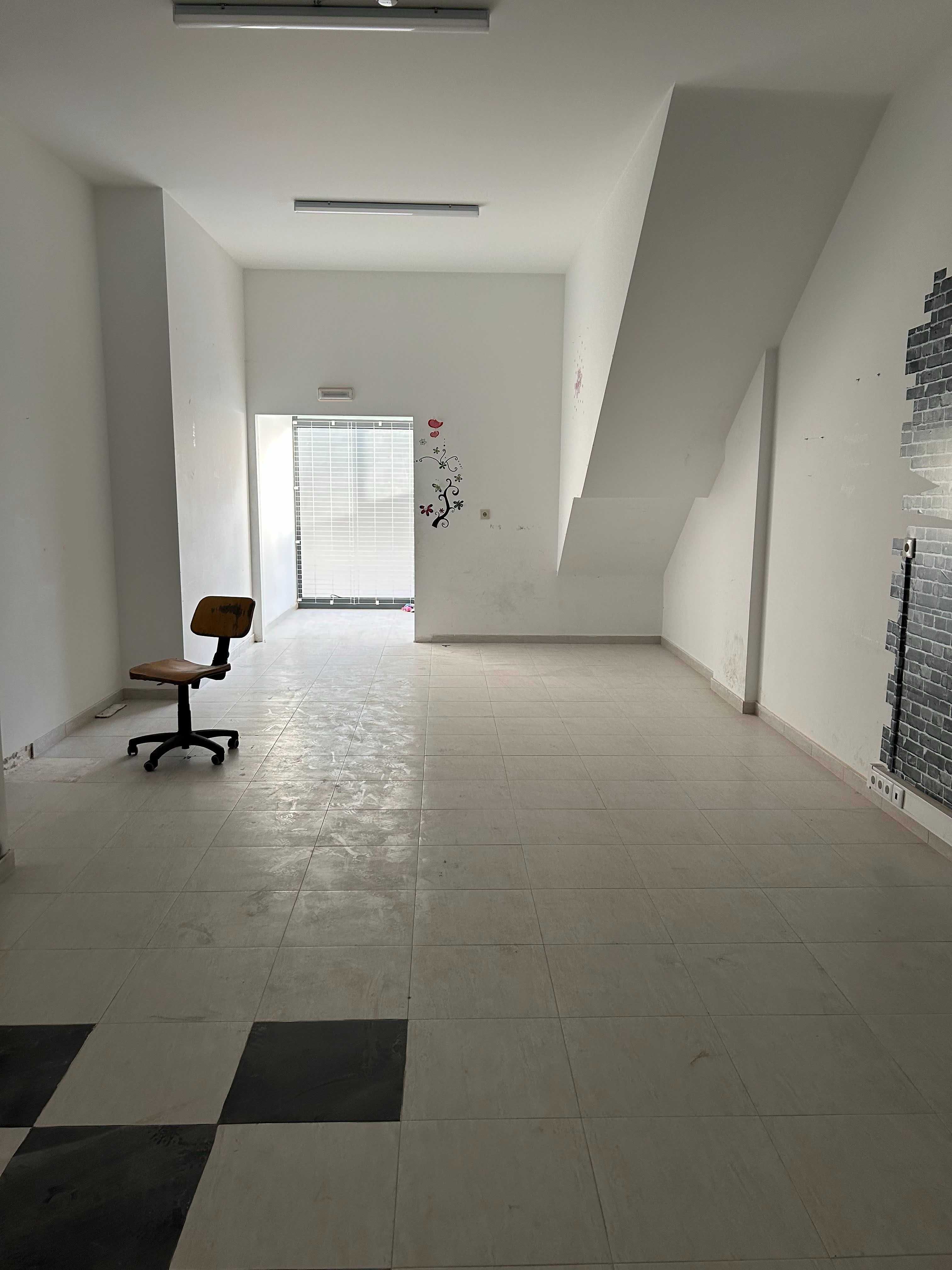 Arrenda-se espaço comercial/loja em Loures