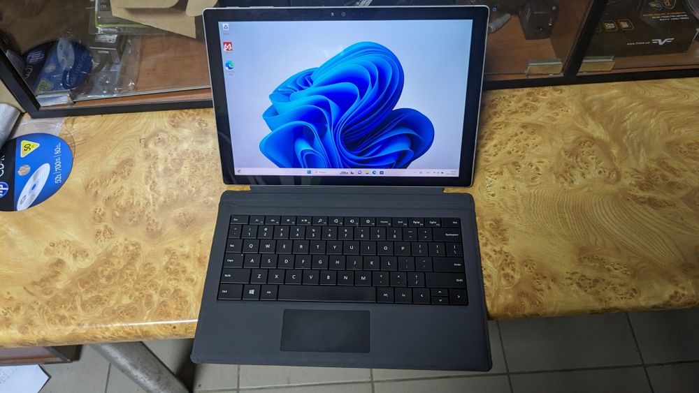Surface Pro 5 LTE 4G model 1807 12.3" i5-7300U 8/256Gb Win 11