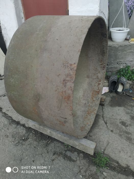 Продам стальну  трубу діаметром 102 см,довжиною 55 см,товщина металу 0