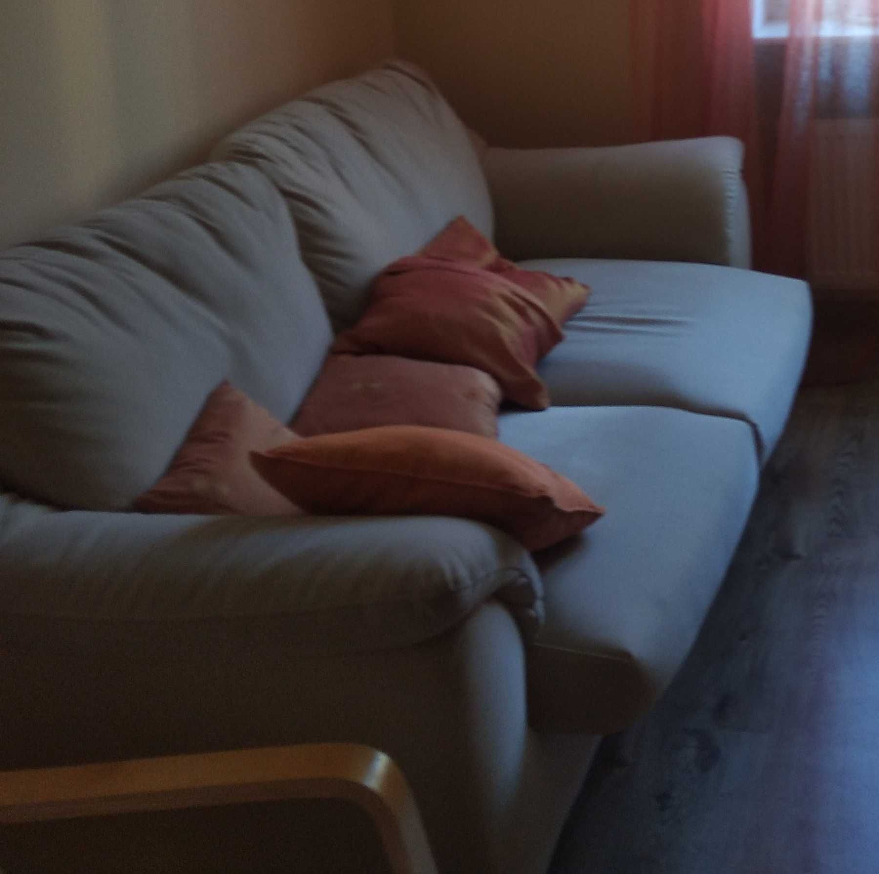 Beżowa sofa rozkładana