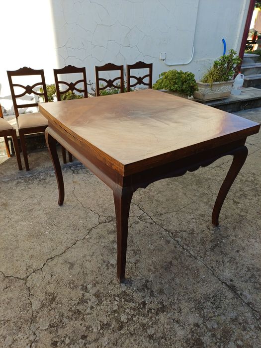 mesa e cadeiras bege