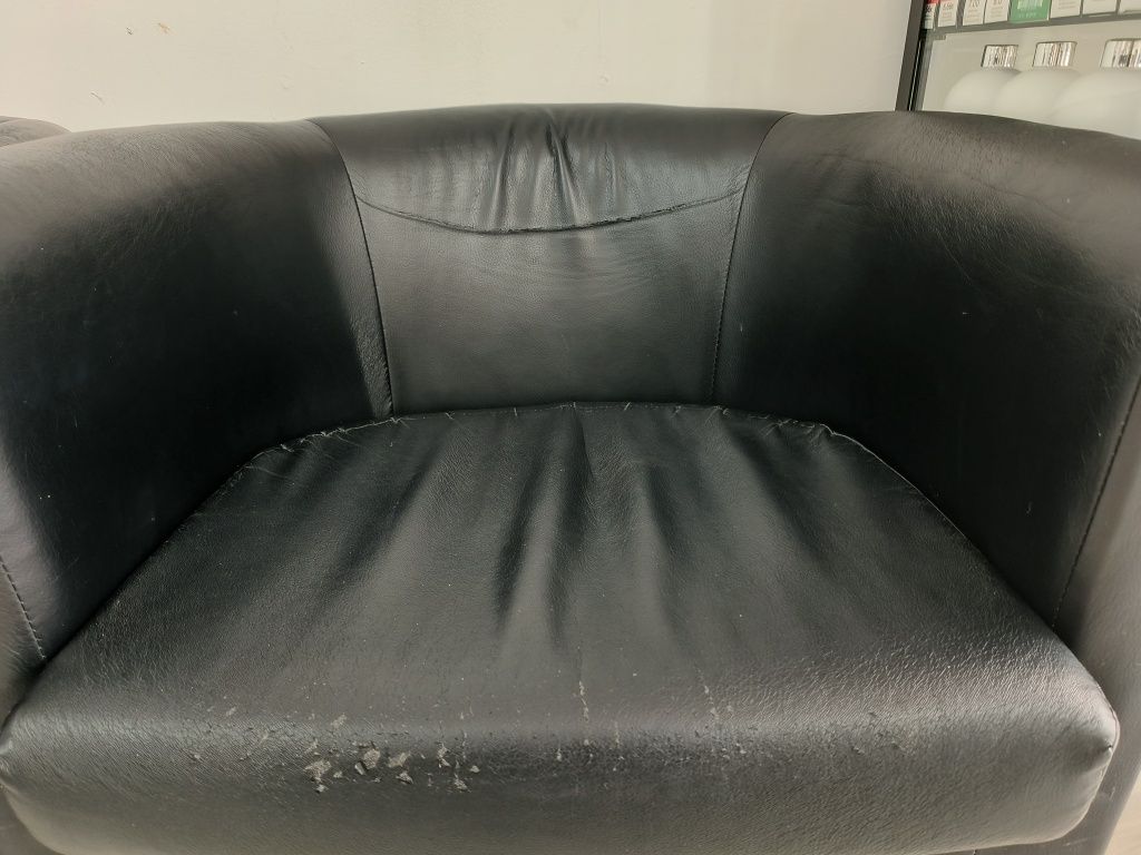 Poltronas em pele preta