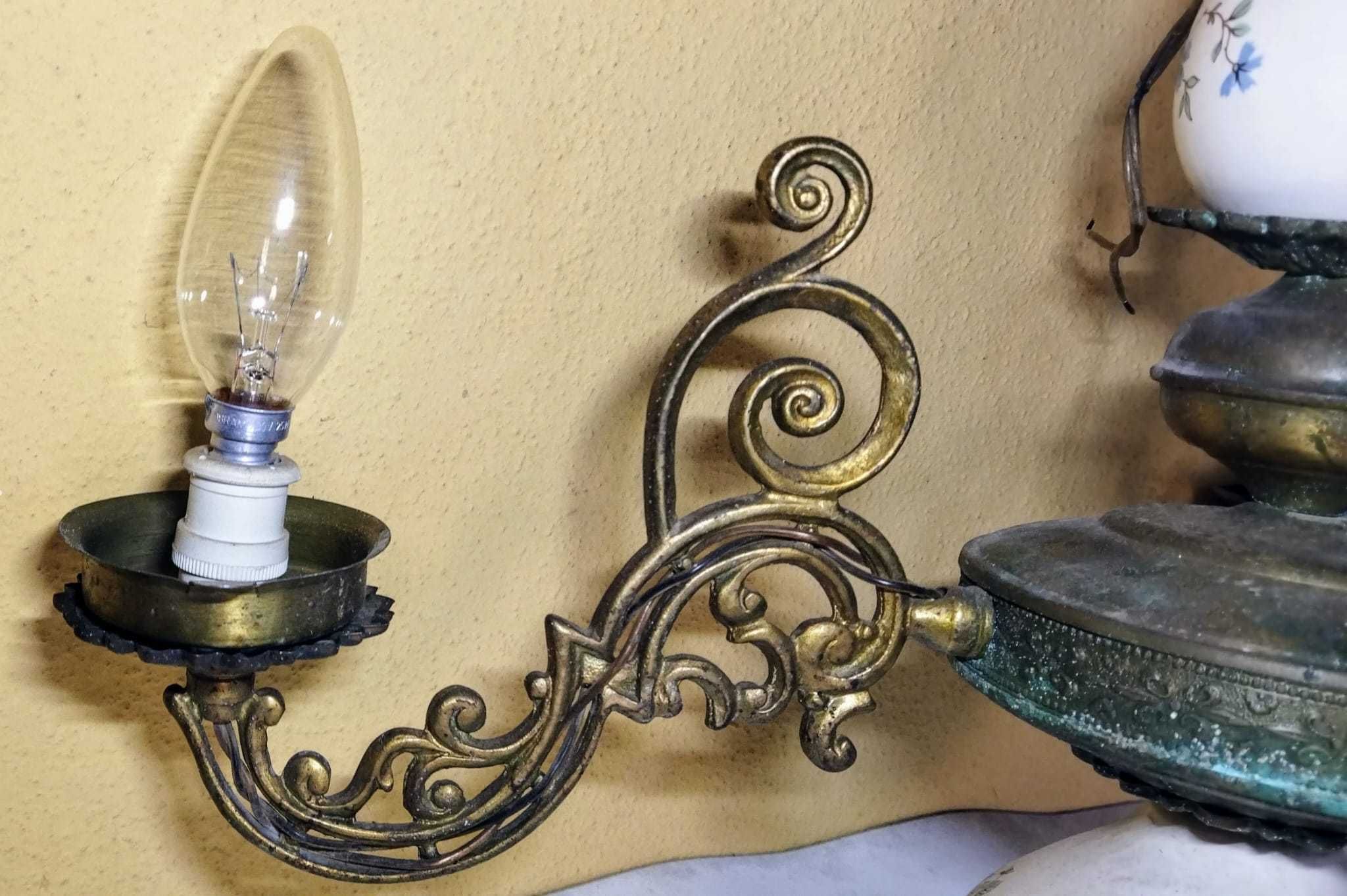 Candeeiro de teto em latão e loiça.