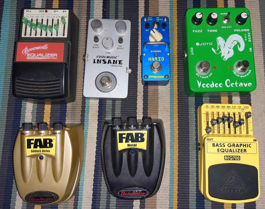 Pedais de distorção e outros para guitarra/baixo