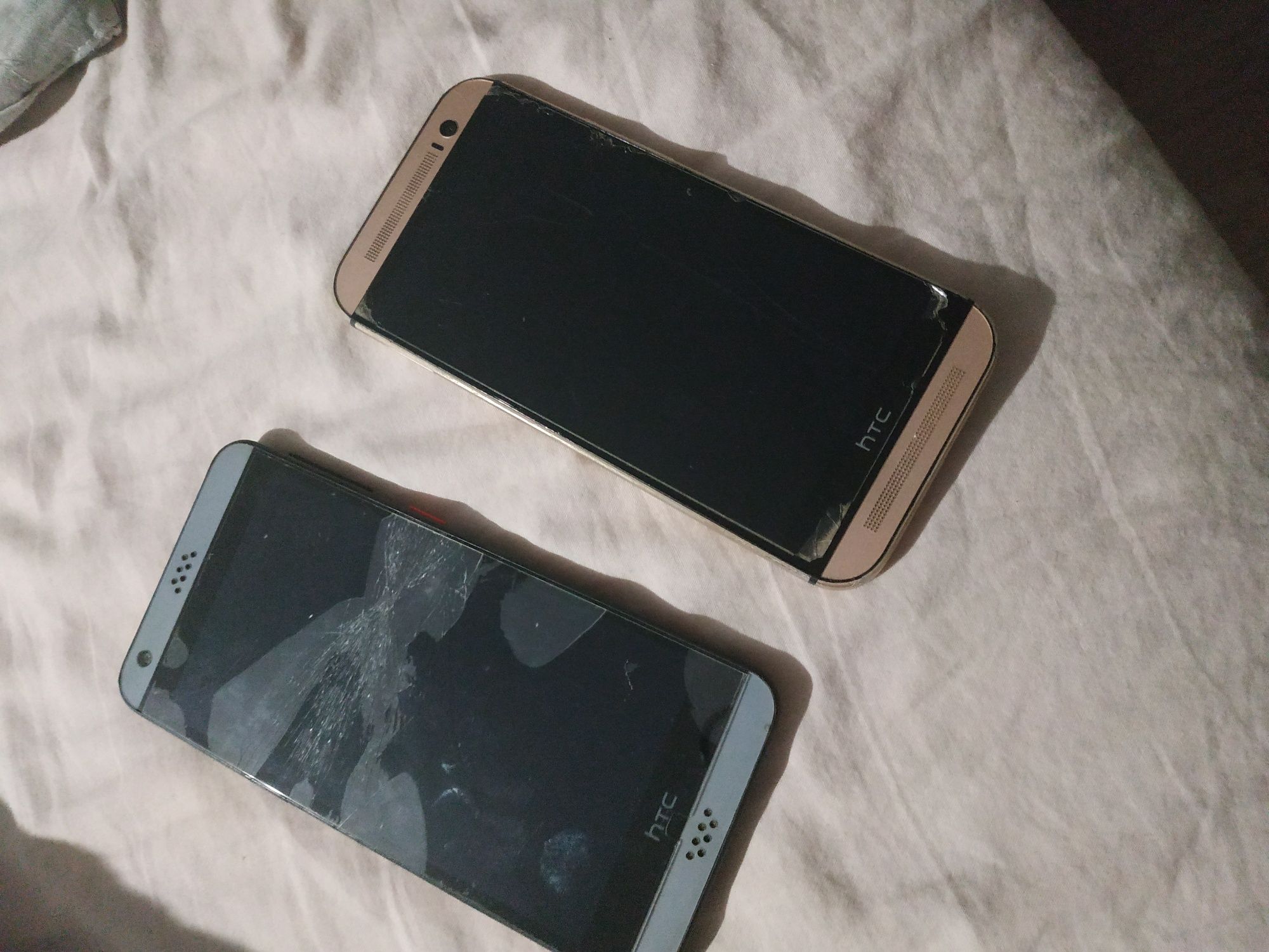 Telefon HTC dwie sztuki uszkodzony jeden się wyłącza a drugi piękniety