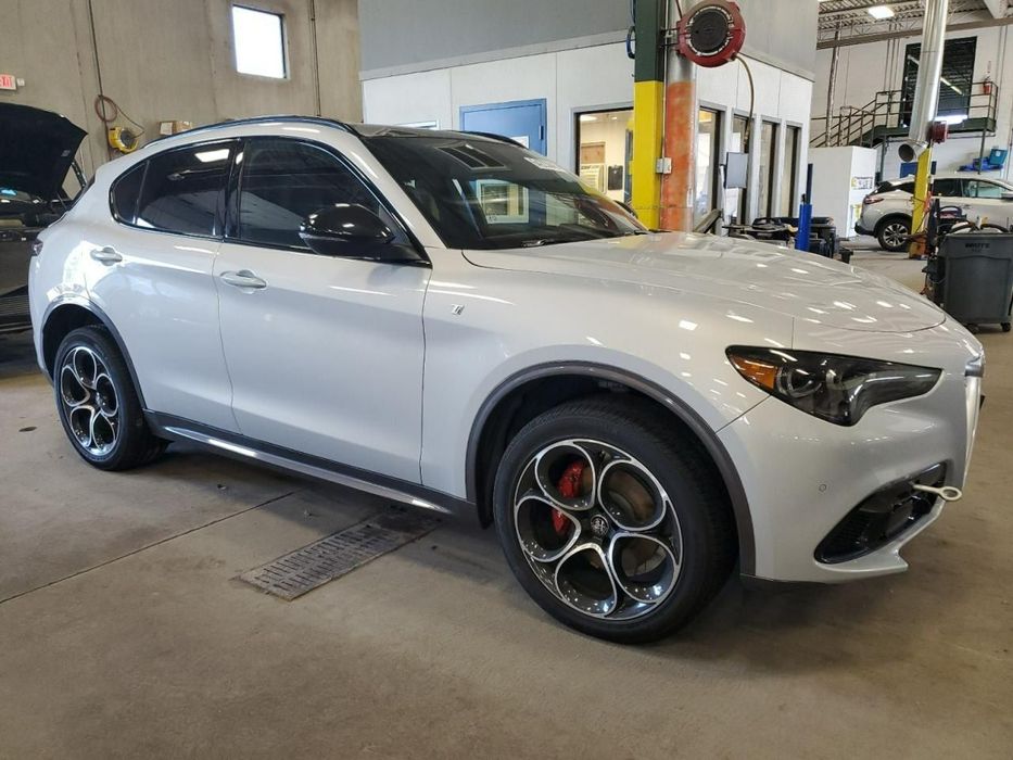 Alfa Romeo Stelvio Auta z USA - Zapytaj o więcej ofert!