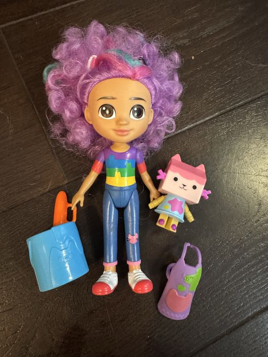 Lalka gabi z fiolerowymi wlosami