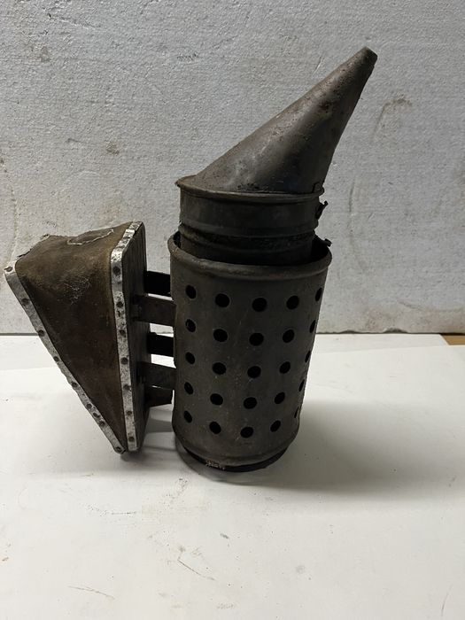 Stary podkurzacz zadymiarka dymaka do pszczół