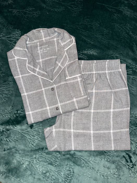 Pijama cinzento com riscas brancas