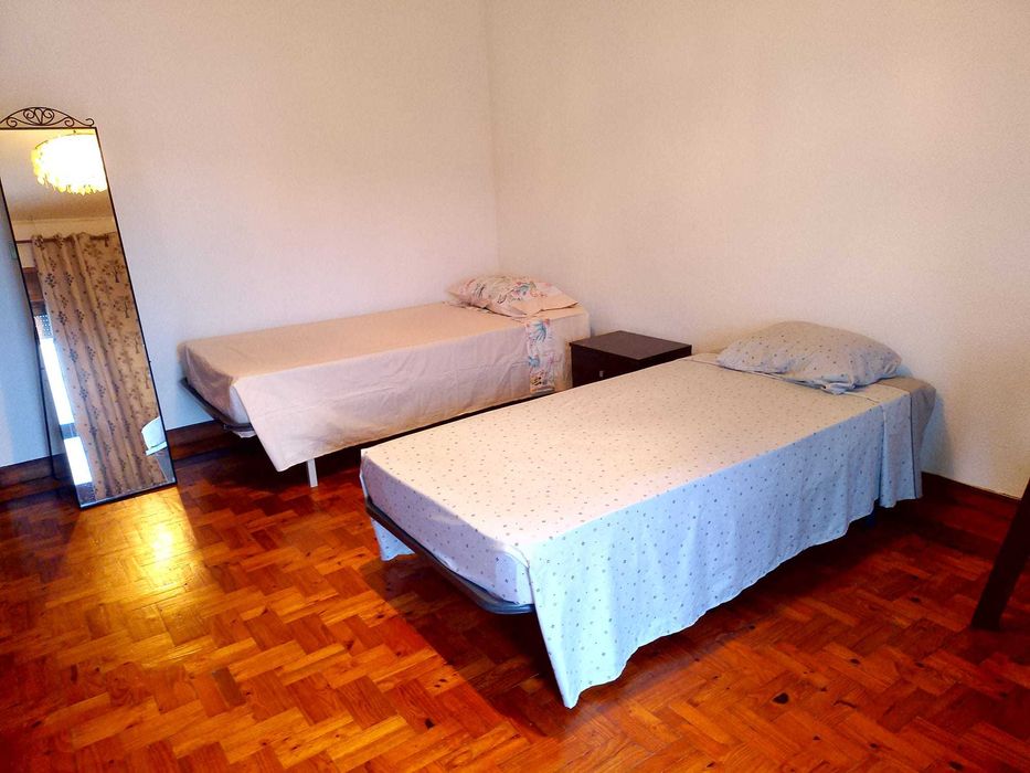 Alugo quarto espaçoso e arejado