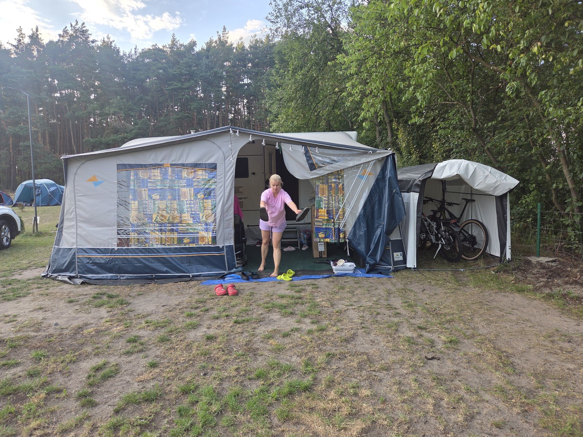 Elddis Odyssey 524 przedsionek i wyposażenie 5 osobowa duża łazienka
