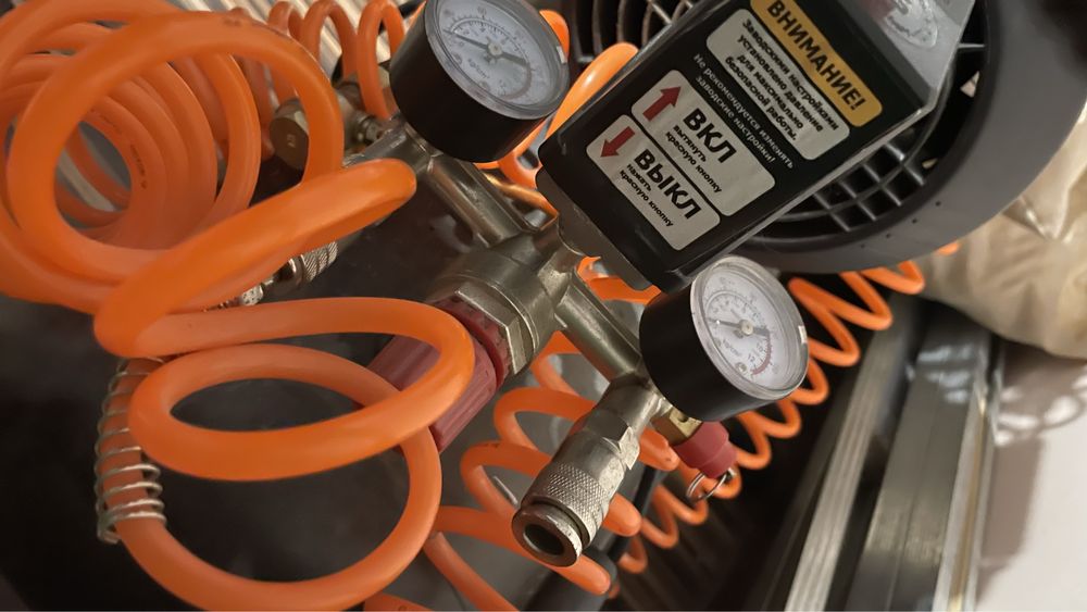 Повітряний поршневий компресор Falcon 50-2 > 3000вт, 420л/хв, ресив50л