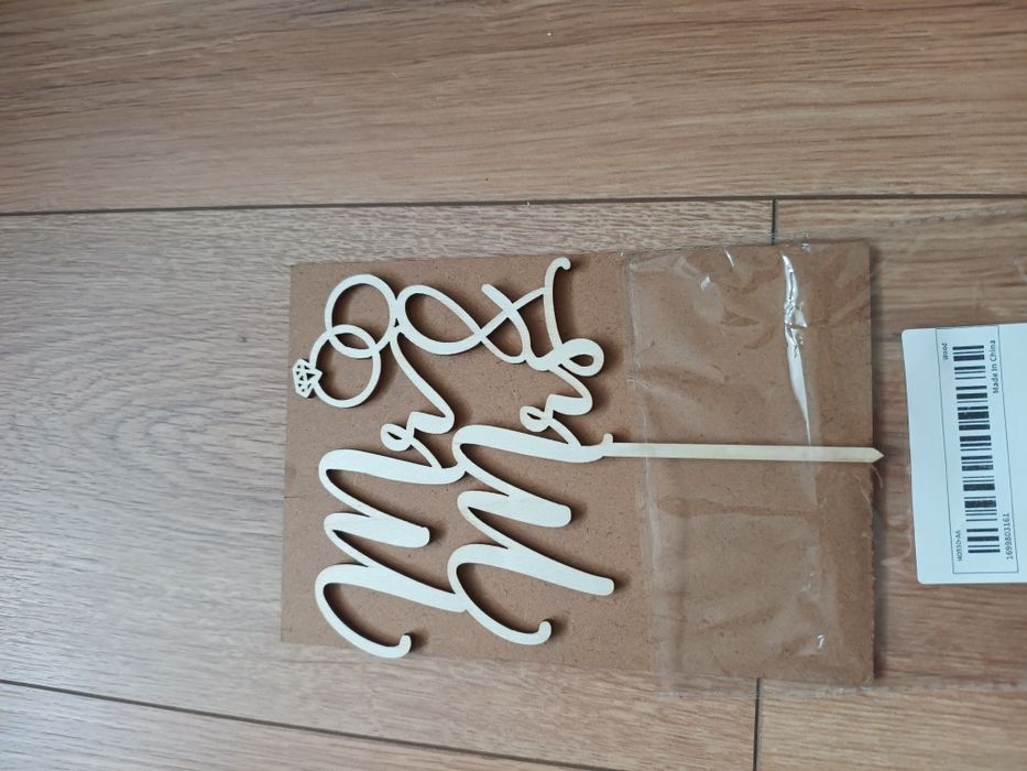 Skrzynka na koperty , kieliszki pary młodej toper i dekoracje