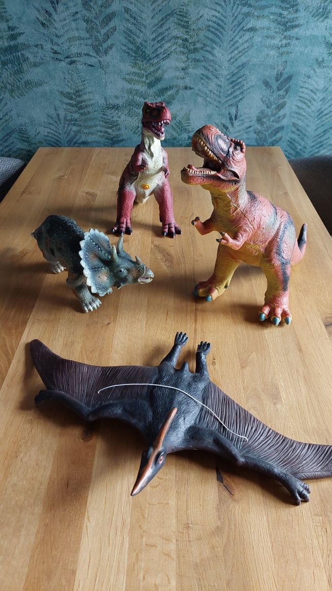 Duże gumowe figurki dinozaurów