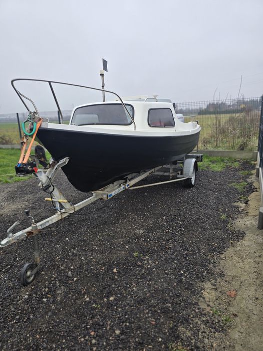 Łódź łódka kabinowa wędkarska przyczepa