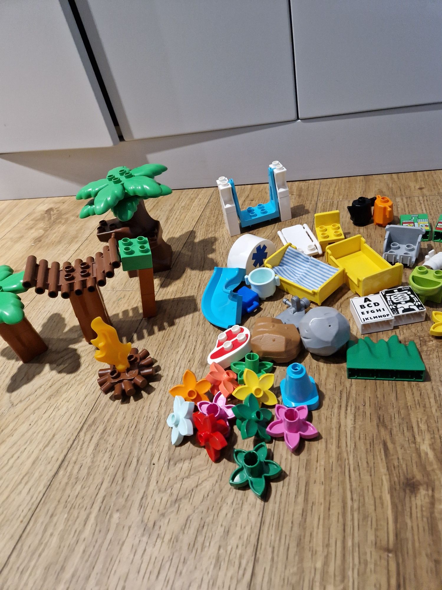 Ogromny zestaw LEGO, liczne postacie, szpital, zoo, kolejka
