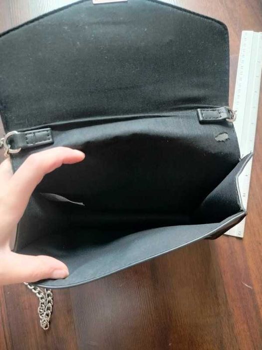 Torebka na łańcuchy mała czarna ramię listonoszka elegancka haftowana