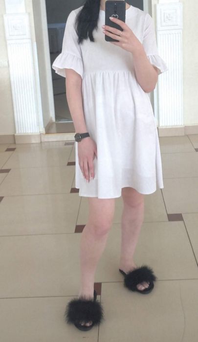 Біла легенька сукня