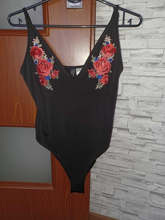 czarne body haftowane kwiaty róze H&M M ideał