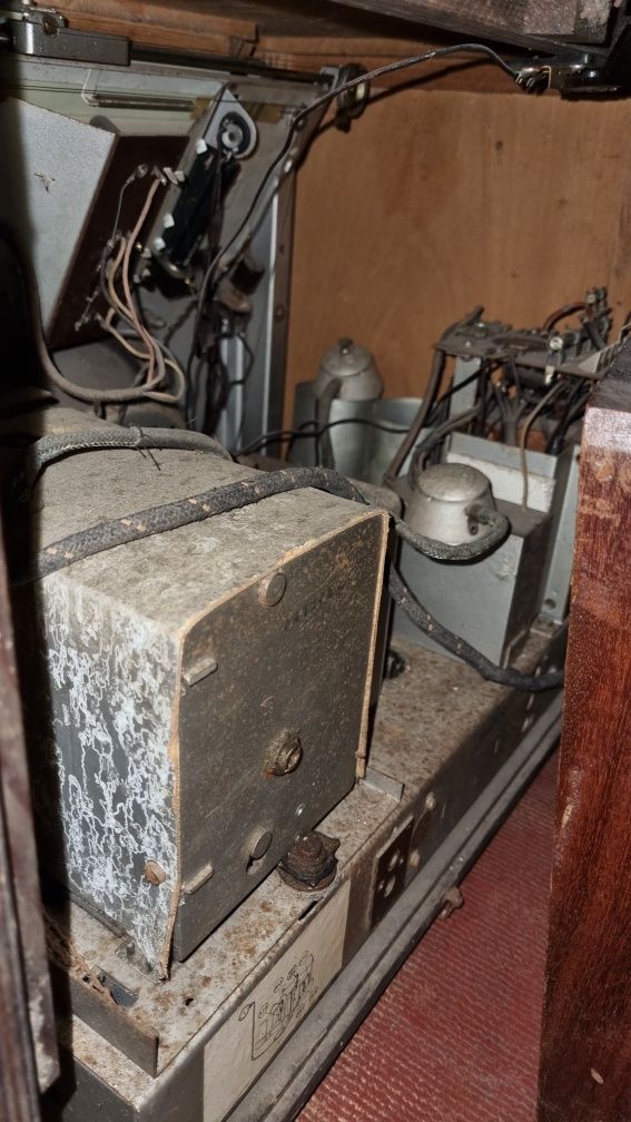Rádios antigos em madeira