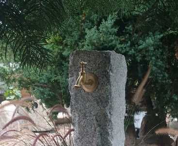 kran ogrodowy z kamienia naturalnego