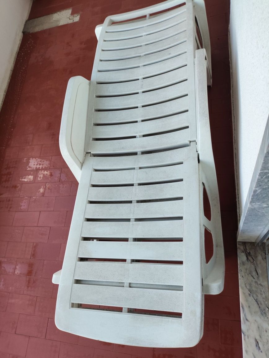 2 Espreguicadeiras em plástico com encosto regulável