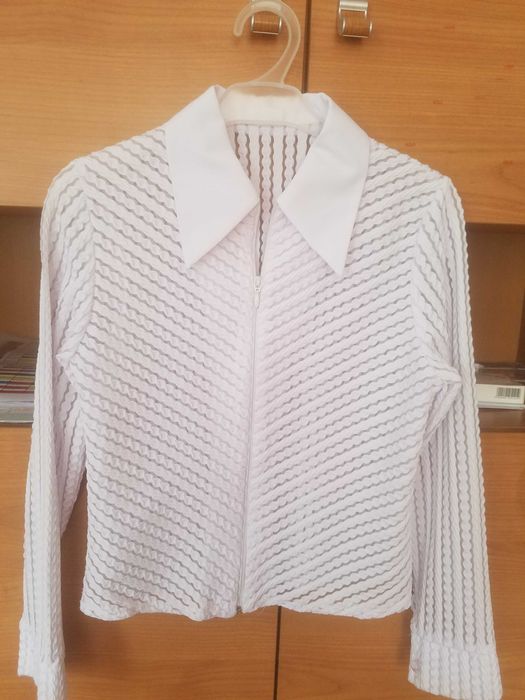Sprzedam białą dziewczęcą bluzkę