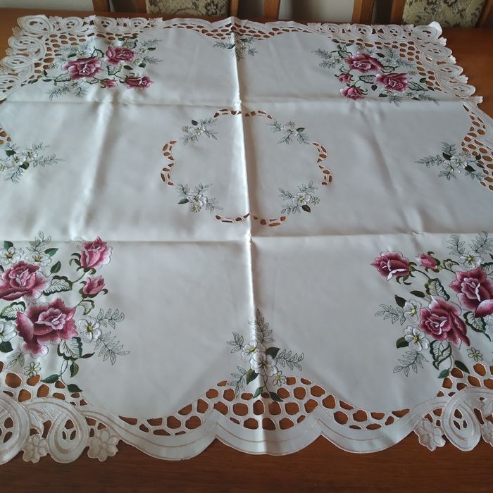 Obrus haftowany beż