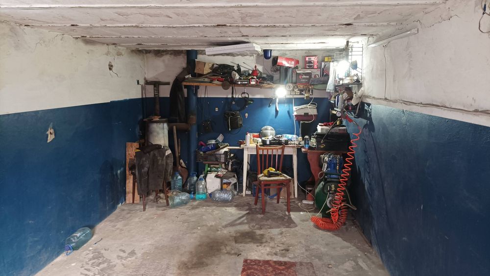 Продам гараж район 5 школы ,середина ряда.