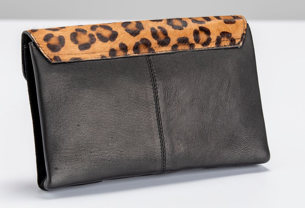 Next, skórzana kopertówka z printem zwierzęcym, czarna