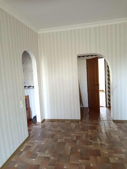 Продається простора 2-кімнатна квартира у цегляному будинку, готова до