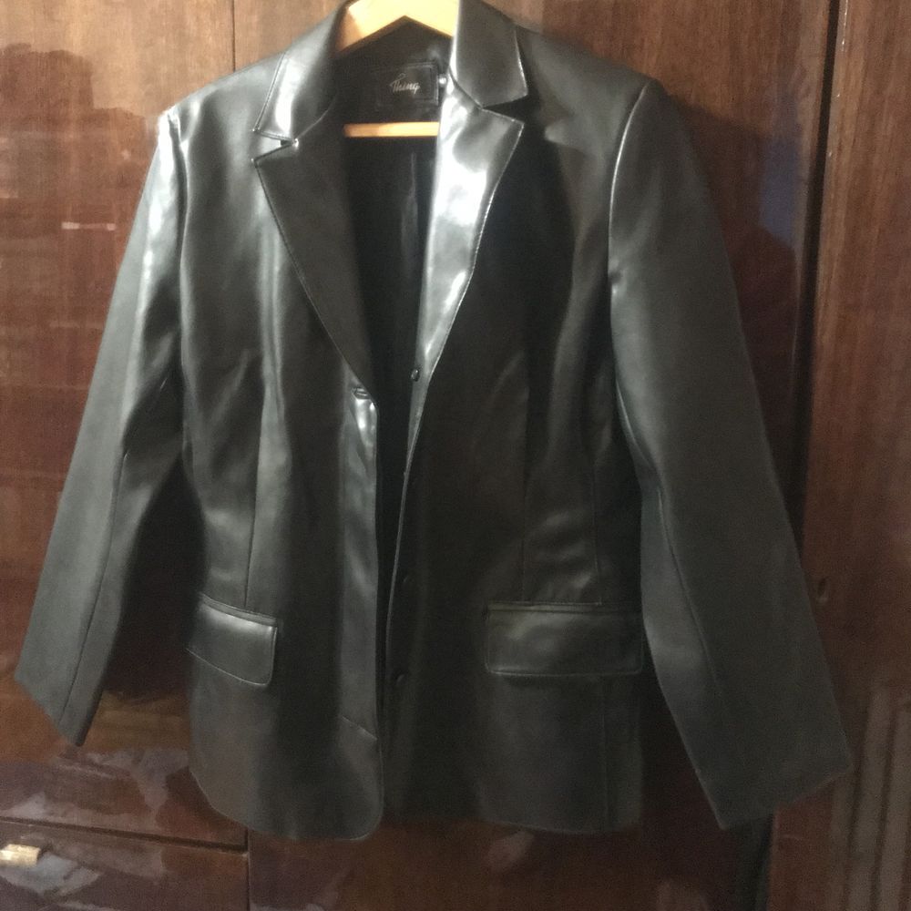 Продам Куртку шкіряну , стан нової , жіноча розмір м - L