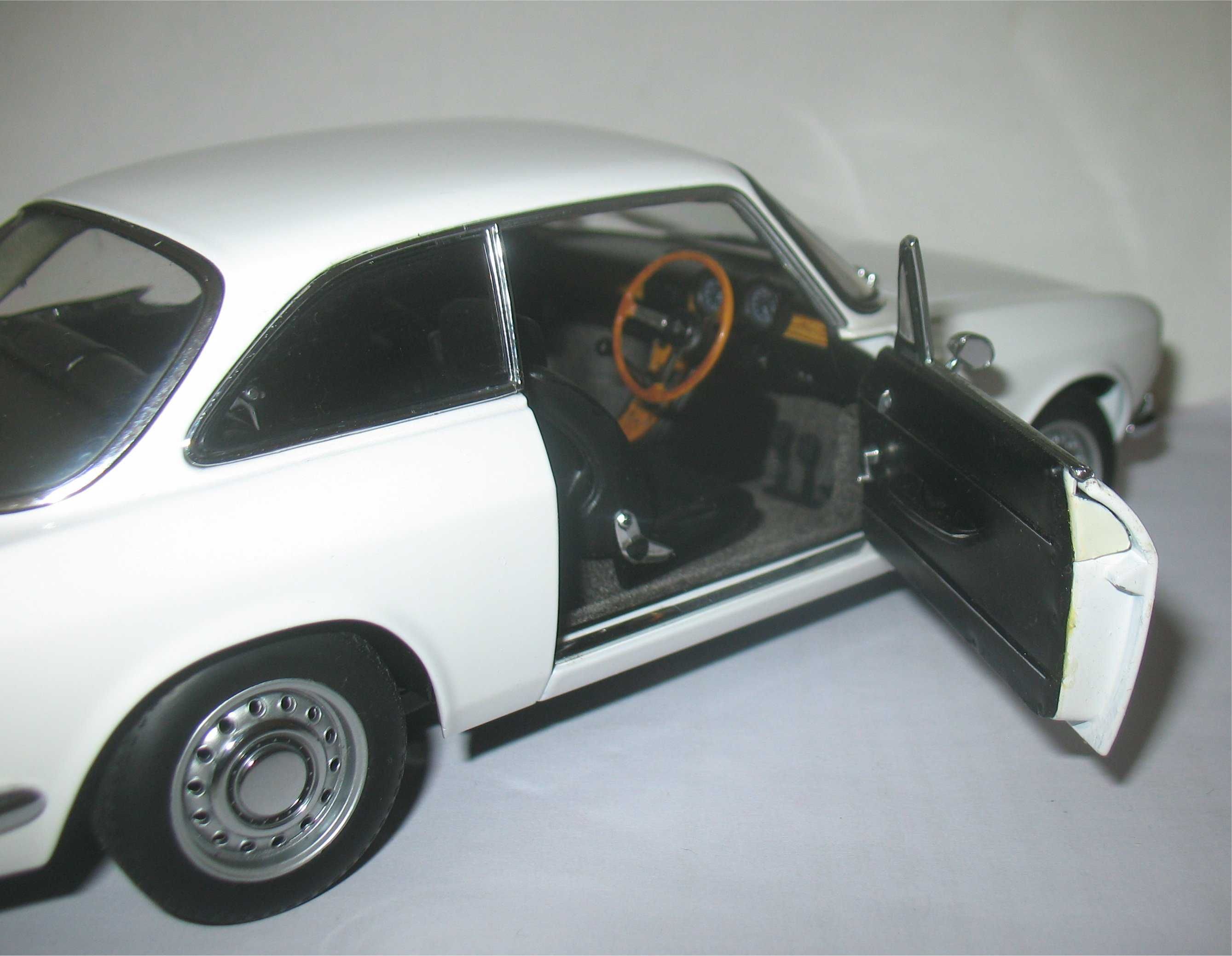 Auto Art - Alfa Romeo 1750 GTV RHD (Escala 1/18)