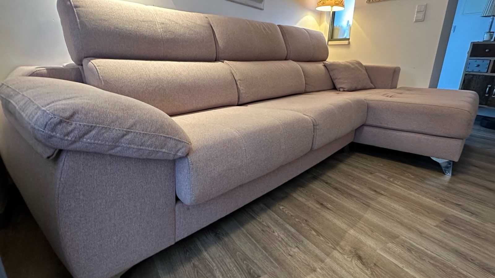 Sofá chaislongue de 302cm, a chaislongue tem 160cm de comprimento