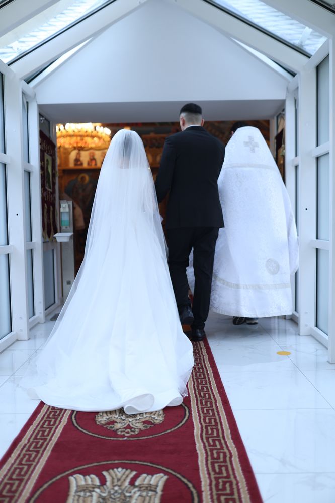 Продам стриману весільну сукню