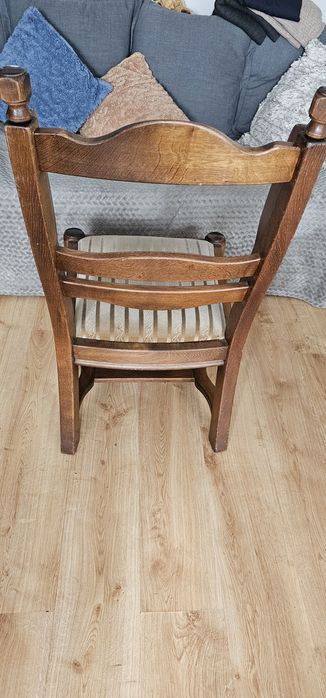 4 krzesła I rozkładany stół.