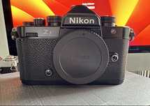 Nikon ZF apenas 2610 disparos