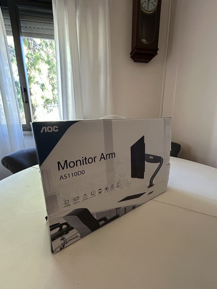 braço de monitor AOC na caixa com talão