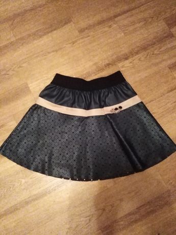Продам кожаную юбку на девочку рост 116-122.