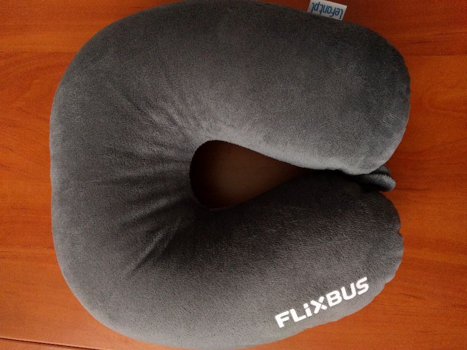 poduszka pod kark FlixBus tylko za 49 zł. Doskonała w podróży i w domu
