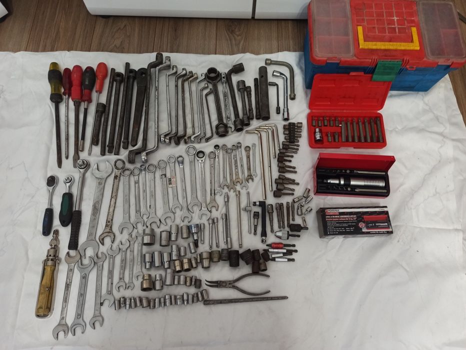 Skrzynka z narzędziami Klucze płaskie nasadowe śrubokręt udarowy