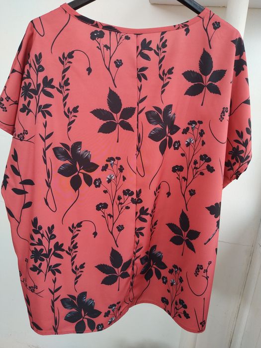Blusa / Camisola coral com padrão floral - Tamanho XL - Nova!