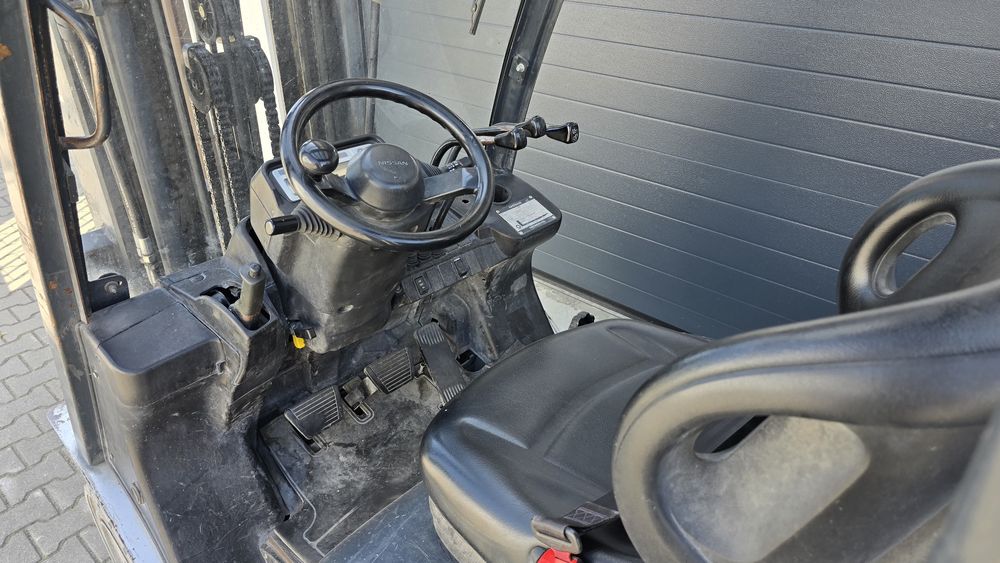 Wózek widłowy NISSAN 2,5 tony triplex przesuw , wolny skok ,udt