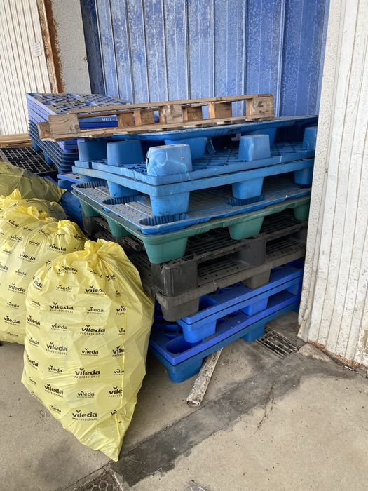 Paletes de plastico e contraplacado