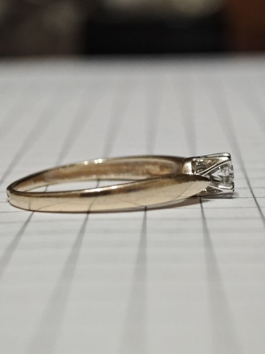 Золота каблучка, з діамантом, 585 проба.