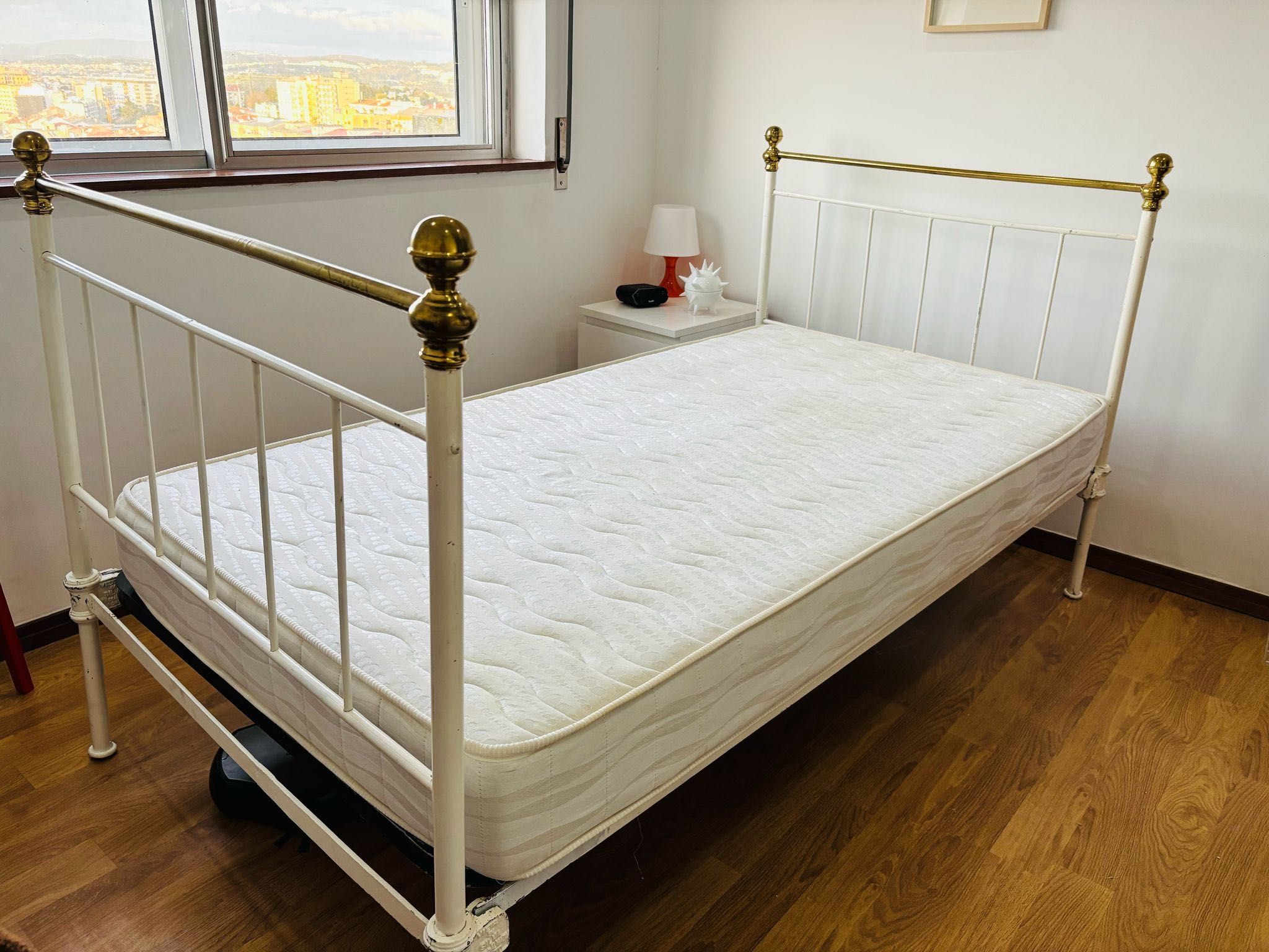 Cama de ferro antiga com colchão