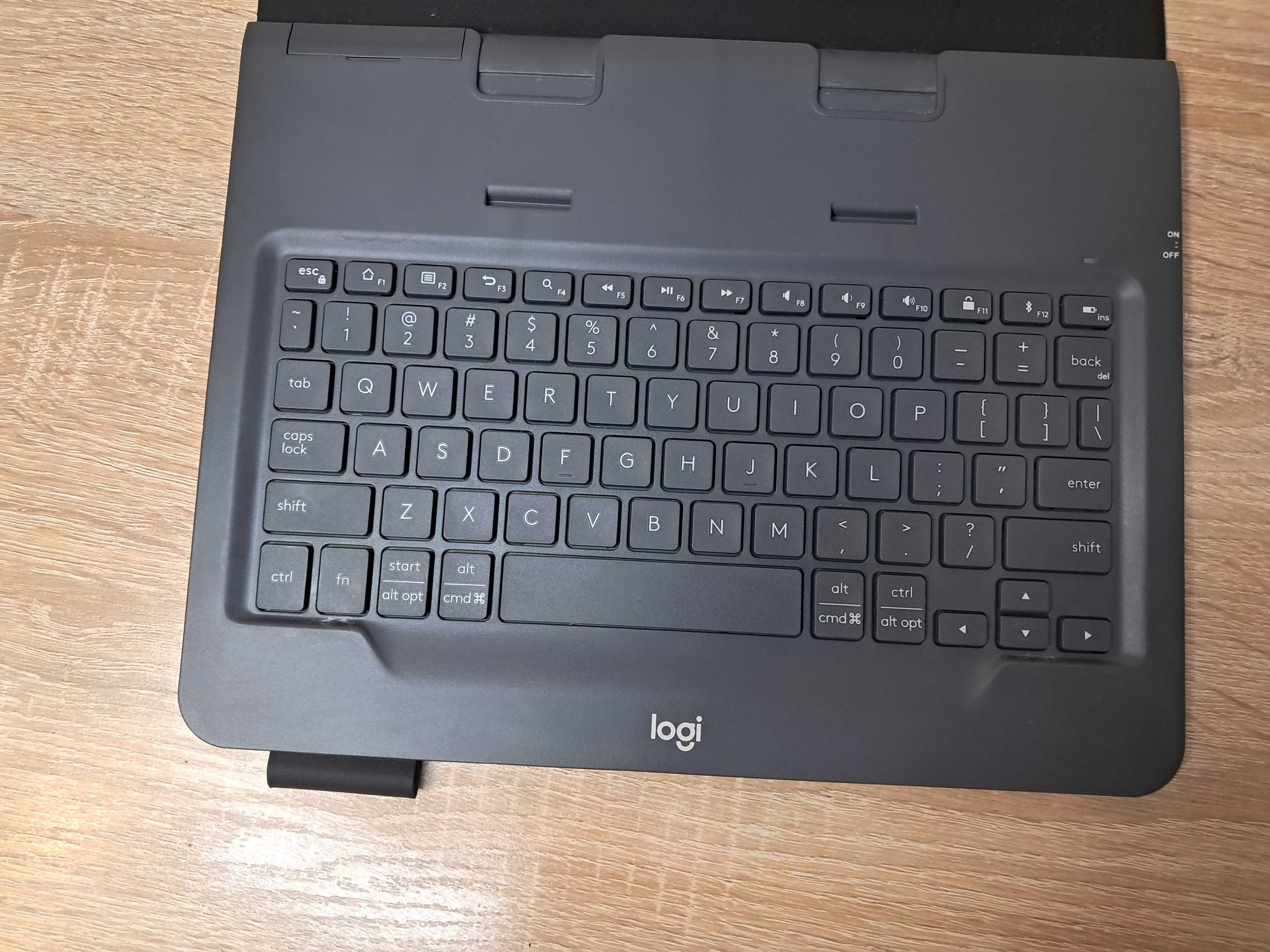 Чохол для планшету з клавіатурою Logitech Universal Folio