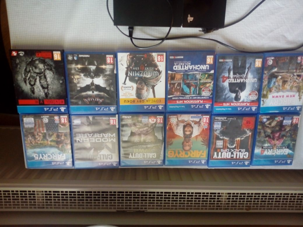 Konsola PS4+2 kontrolery i 12 gier